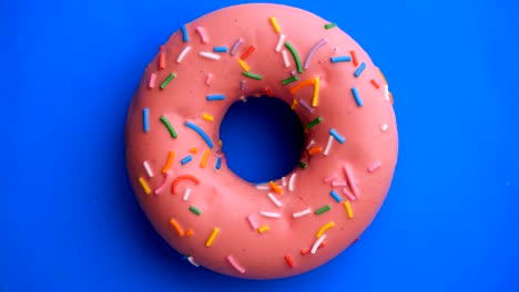 el donut glazado de primer plano.