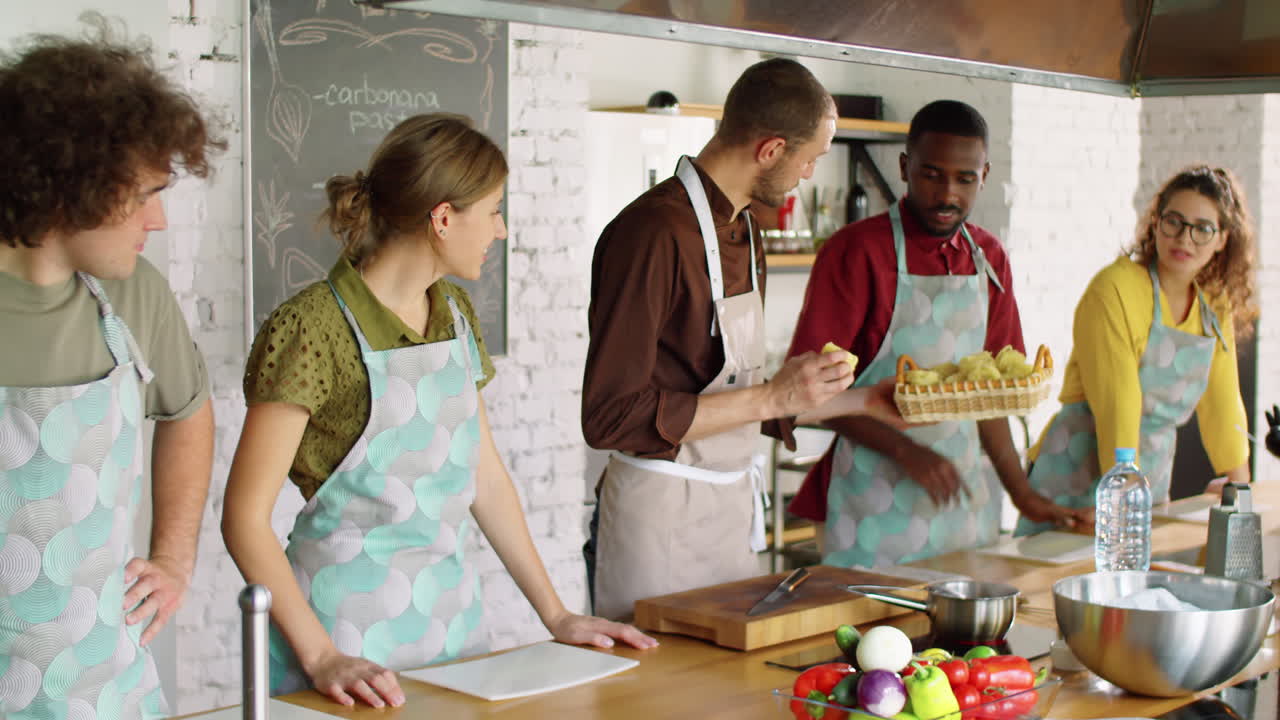 요리 수업 에서 사람 들 에게 파스타 에 대해 이야기 하는 요리사