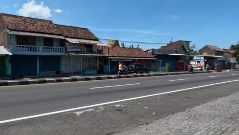 situation on the main street to yogyakarta city in the morning on the 2nd day of eid in 2022.