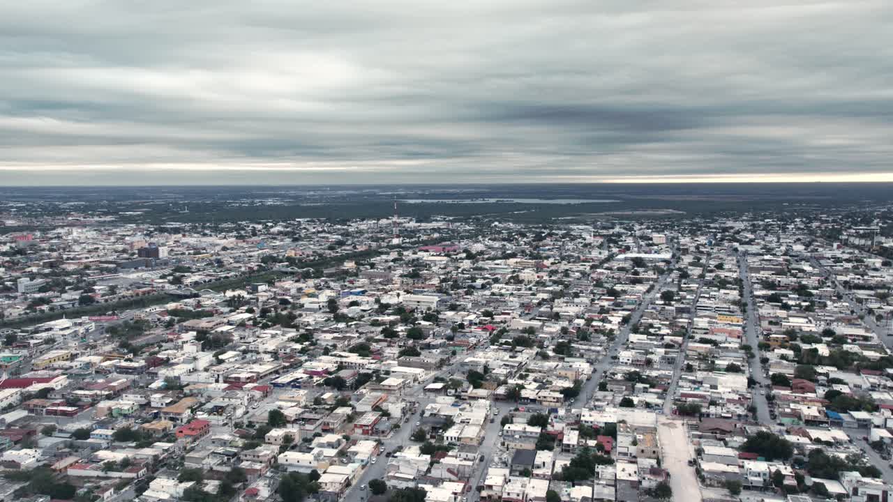sesión de hiperlapso de drones de un día nublado por la mañana en reynosa, méxico