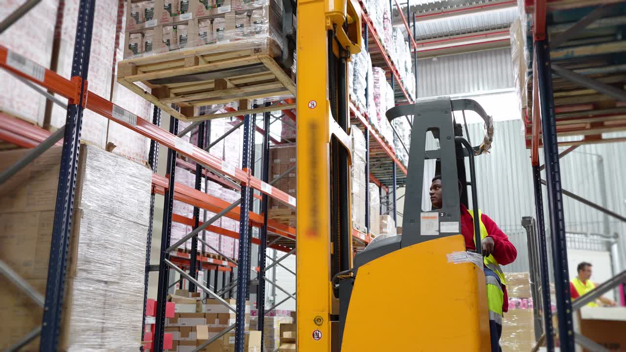 Gabelstaplerbetrieb im Lager