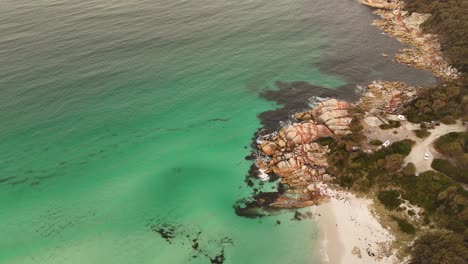 rocas de granito a lo largo de la costa de la bahía de los fuegos, tasmania en australia