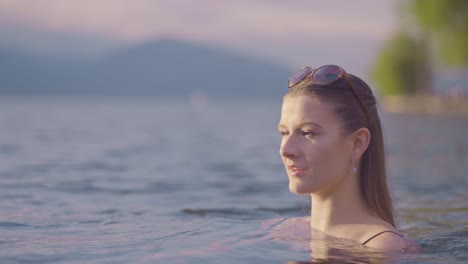 Chica-Atractiva-Flotando-En-El-Agua