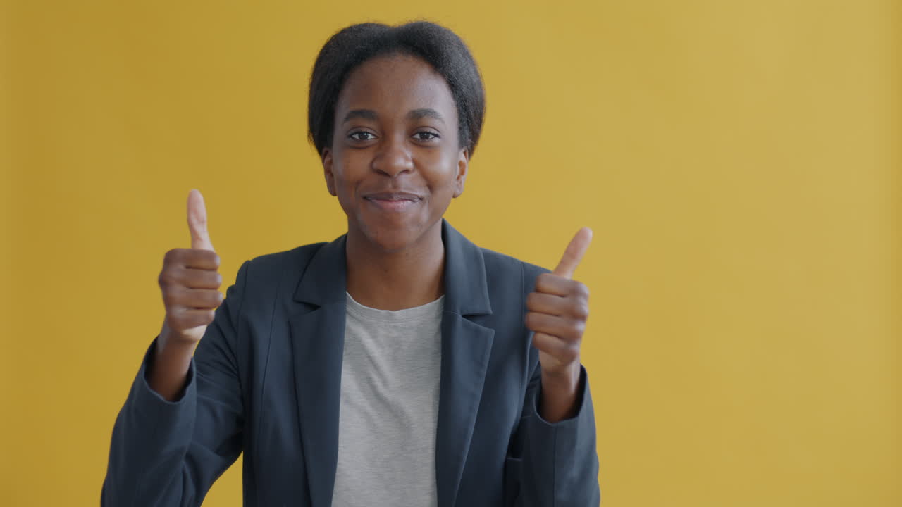 mujer dando pulgares hacia arriba