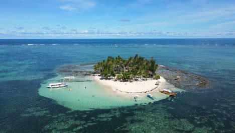 tomada aérea de la isla de guyam en siargao, filipinas, que muestra una prístina playa de arena blanca, aguas claras turquesa y exuberantes paisajes tropicales, perfectas para proyectos temáticos de naturaleza o viajes