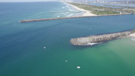 Boote-Schwimmen-Im-Ruhigen-Blauen-Meer-In-Der-Nähe-Der-Landzunge-In-South-Stradbroke-Island,-Queensland,-Australien