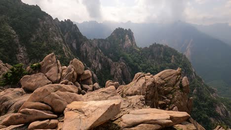 vista pintoresca del parque nacional de seoraksan en corea del sur - plano medio