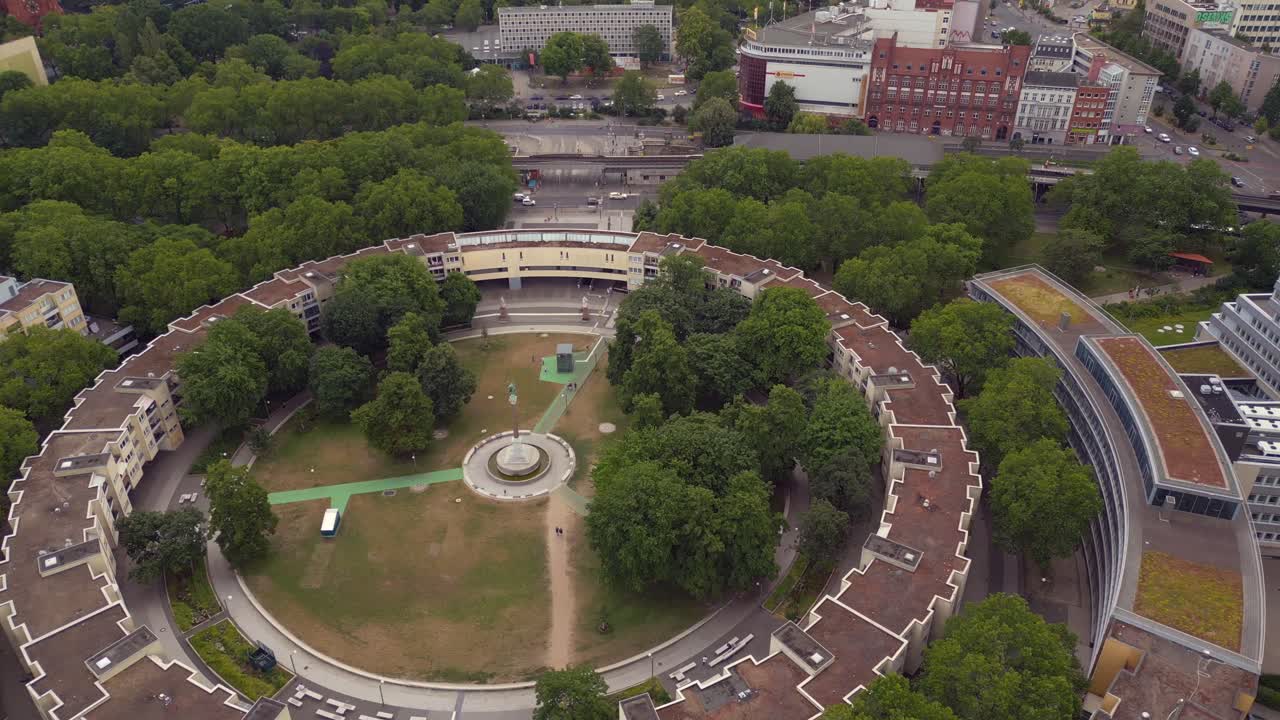 fantástica vista aérea de arriba vuelo edificio del gueto mehringplatz lugar ciudad berlin steglitz, alemania día de verano 2023