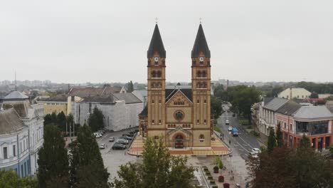 Drohnenaufnahmen-Von-Einer-Kirche-In-Nyiregyhaza,-Ungarn-Drohne-Bewegt-Sich-Schnell-Nach-Links