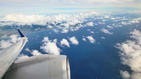 El-Avión-Gira-A-La-Izquierda-Mientras-Vuela-Alrededor-De-La-Isla-Mientras-El-Ala-Del-Avión-Y-El-Motor-Se-Inclinan-Hacia-Abajo