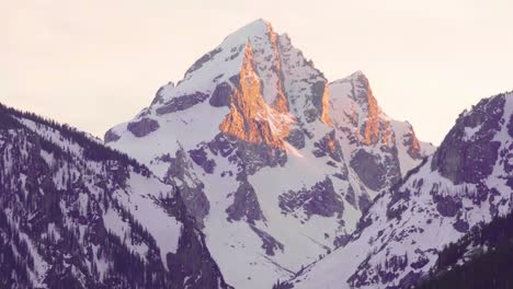 Grand-Tetons-National-Park-Berge-Nahaufnahme-Mit-Sonnenlicht-Auf-Gipfeln