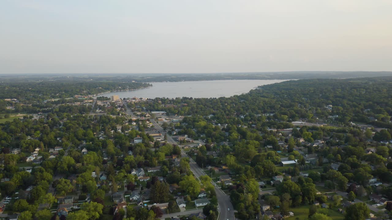 toma aérea cinematográfica del centro del lago de ginebra, wi con el lago de fondo
