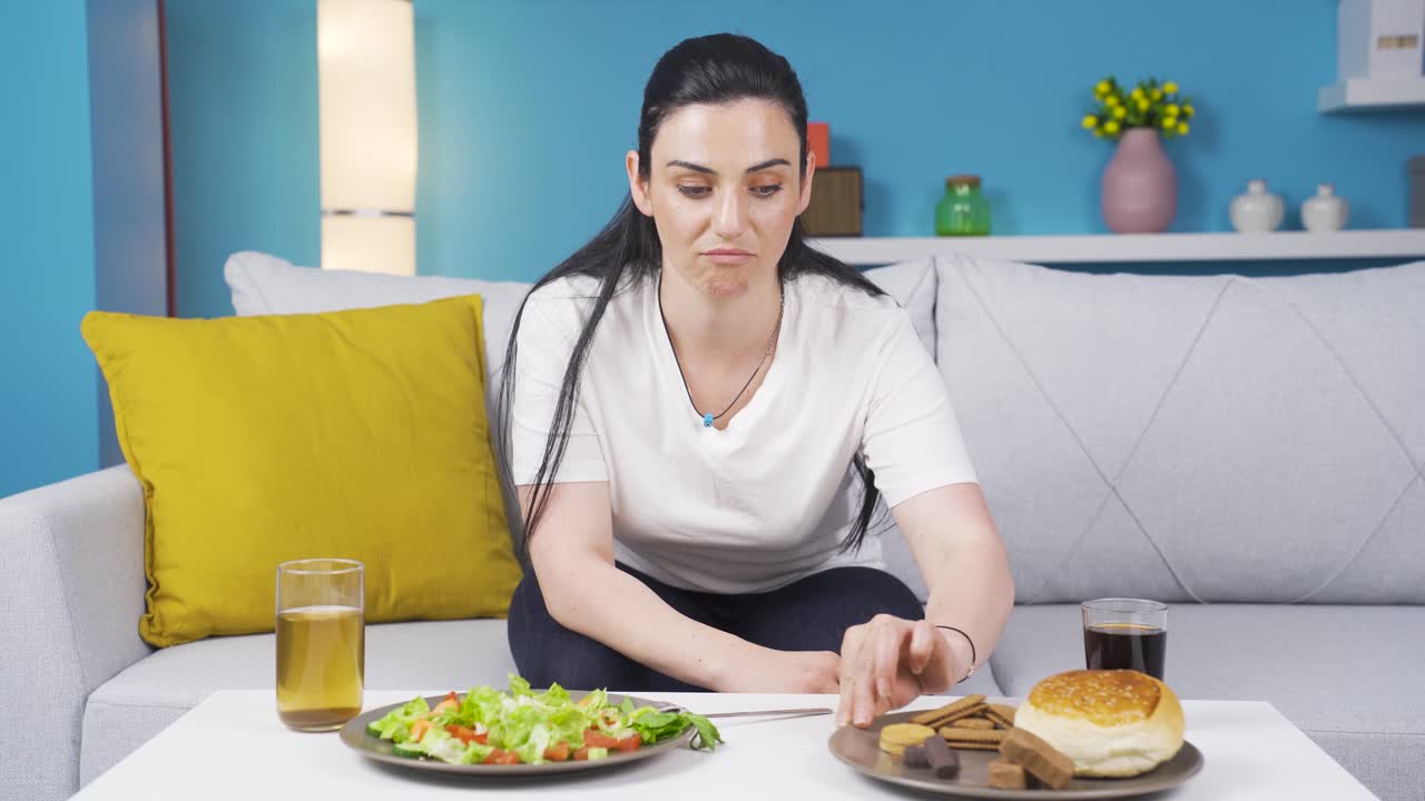 건강한 메뉴를 선택하는 사람. 다이어트 계획.