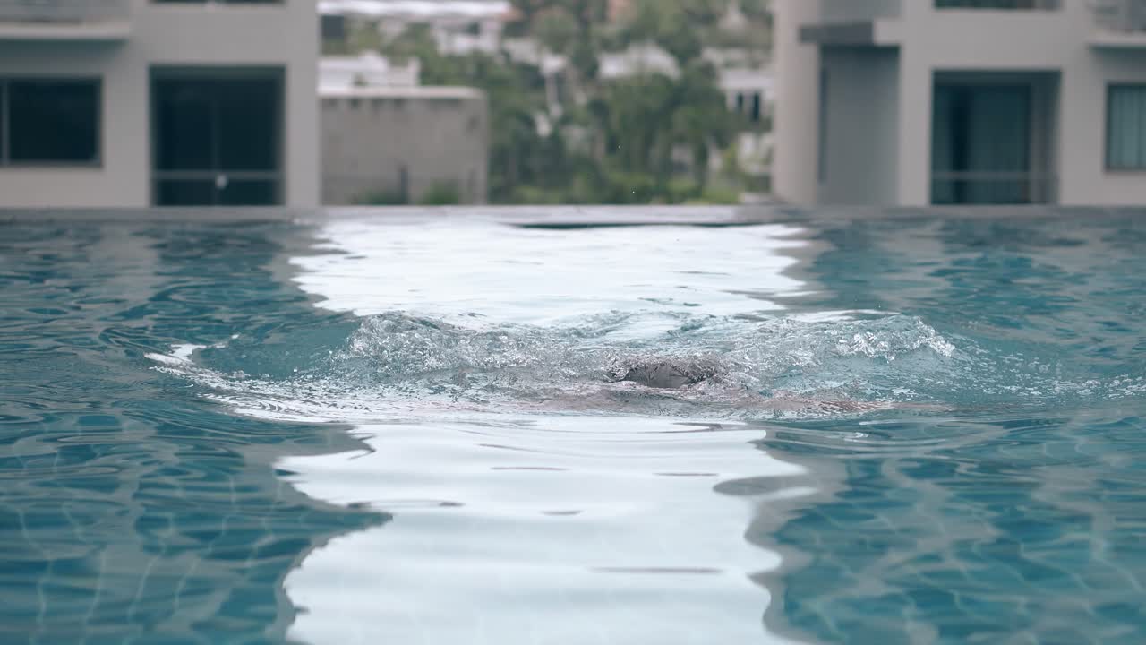 ⁇ 은  ⁇ 은 여자가 크리스탈 파란 물 속으로 뛰어내린다.