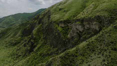 Acercamiento-Aéreo-A-Través-De-Acantilados-Rocosos-Cerca-Del-Castillo-De-Khertvisi-En-Meskheti,-Georgia