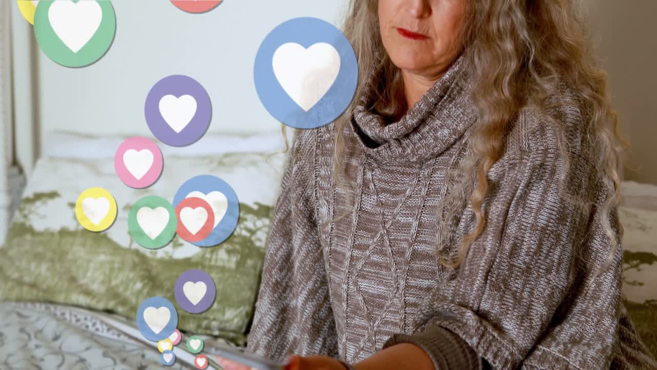 animación de iconos de corazones digitales sobre una mujer usando un teléfono inteligente