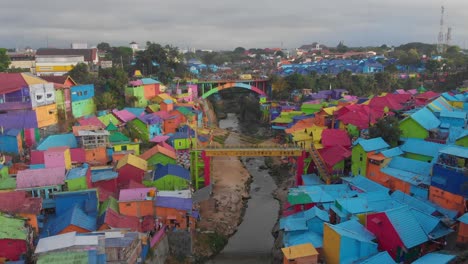 Vista-Aérea-De-La-Famosa-Aldea-Arcoíris-Jodipan-Malang,-Vista-De-Drones