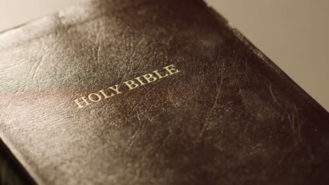 concepto religioso primer plano de la vieja biblia