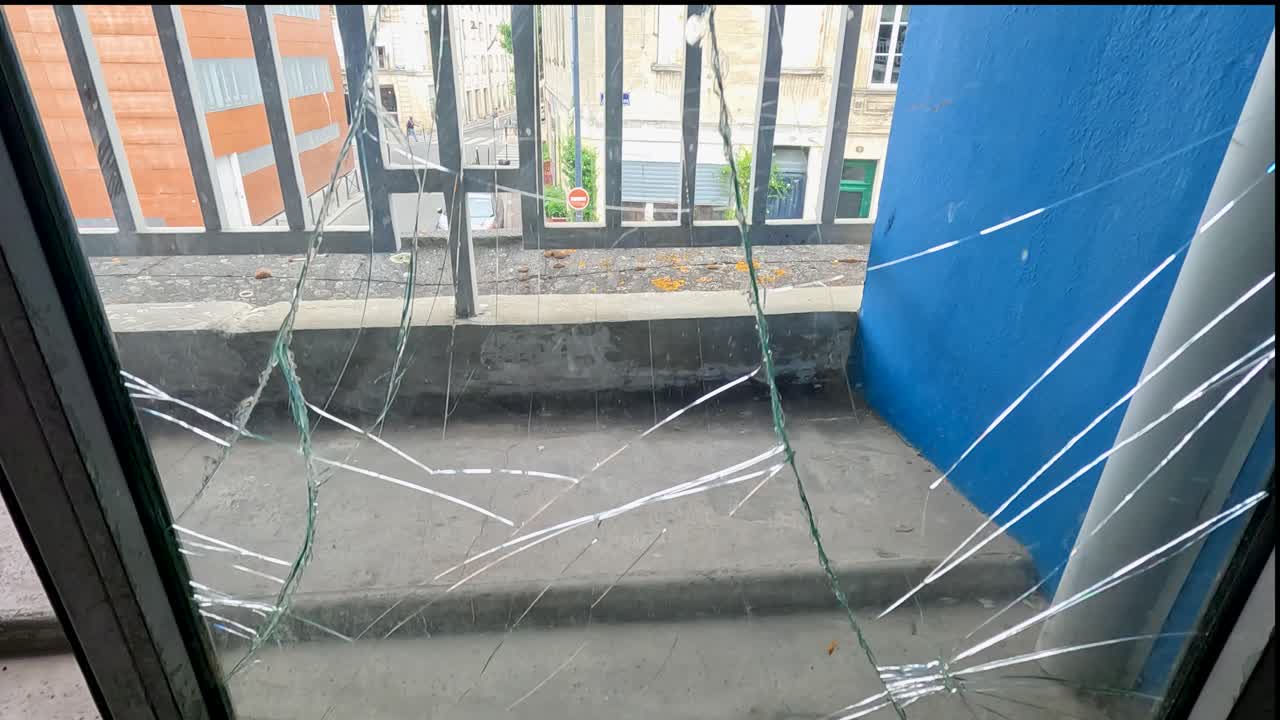 ventana de vidrio agrietada con vistas a la calle de burdeos