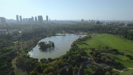 El-Enorme-Parque-Yarkon-De-Tel-Aviv-Incluye-Extensos-Jardines,-Instalaciones-Deportivas,-Jardines-Botánicos,-Un-Parque-Acuático-Y-Un-Lago-Con-Botes-A-Pedal-Para-Los-Visitantes-Que-Vienen-Todos-Los-Días.