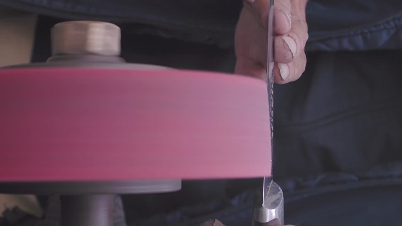 процесс заточки ножа