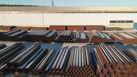 tuberías metálicas redondas en el almacén de metales. vista de avión no tripulado.