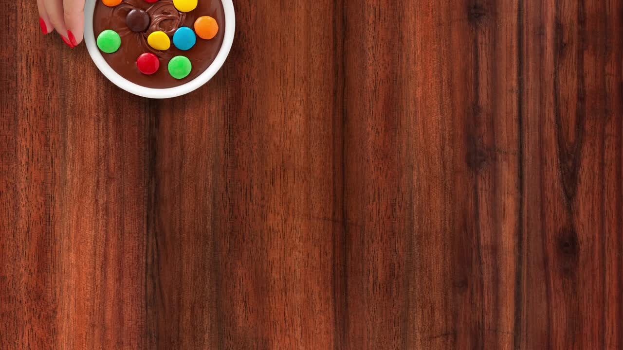 ofreciendo chocolate y dulces