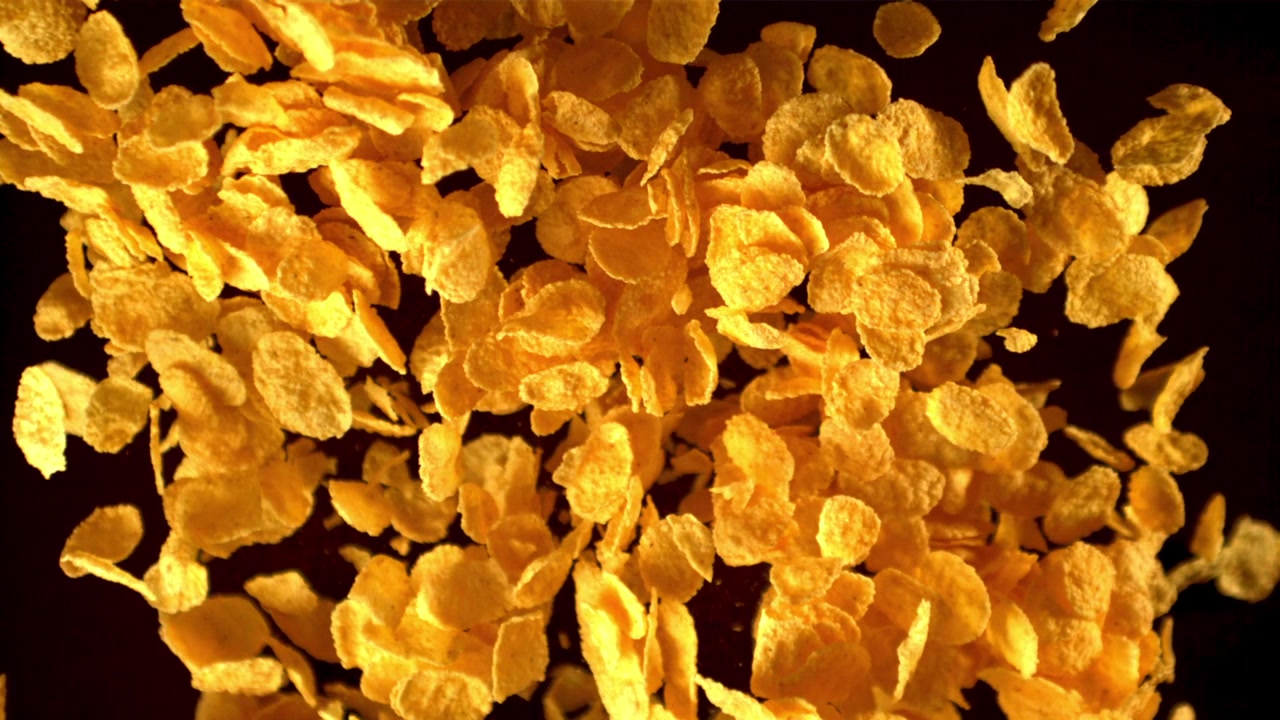 Haufen goldener Cornflakes wird scharfgestellt