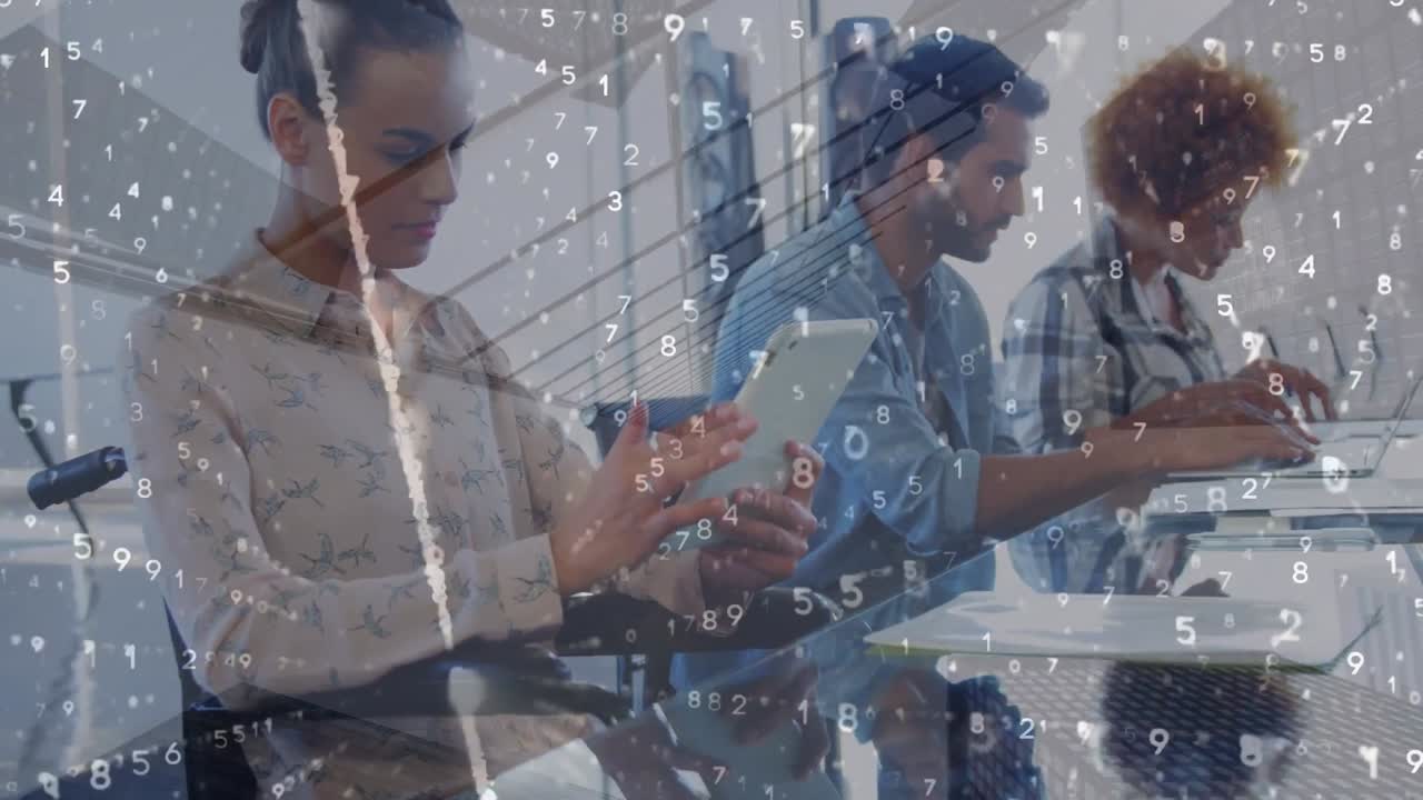 Animering av databehandling över affärspersoner av olika bakgrund som använder laptops och surfplatta