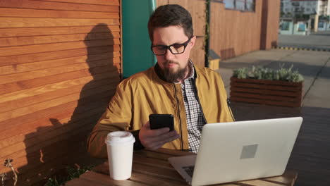 hombre trabajando al aire libre en una cafetería