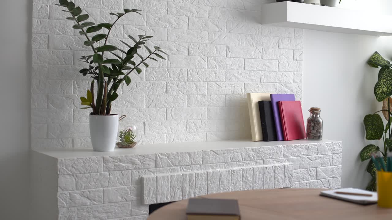 나무 테이블에 빈 종이와 연필.