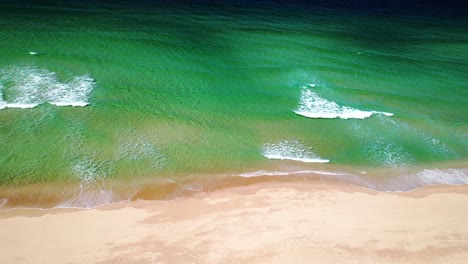 Volando-Sobre-Una-Hermosa-Playa-En-Portugal-04