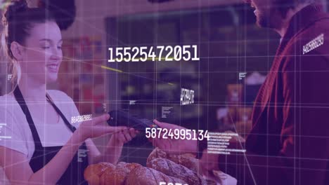 animación del procesamiento de datos sobre diversas personas que pagan con tarjeta de crédito