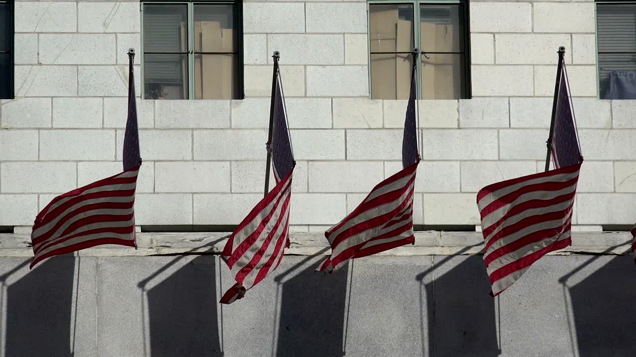 법원 앞 에 놓인 미국 발