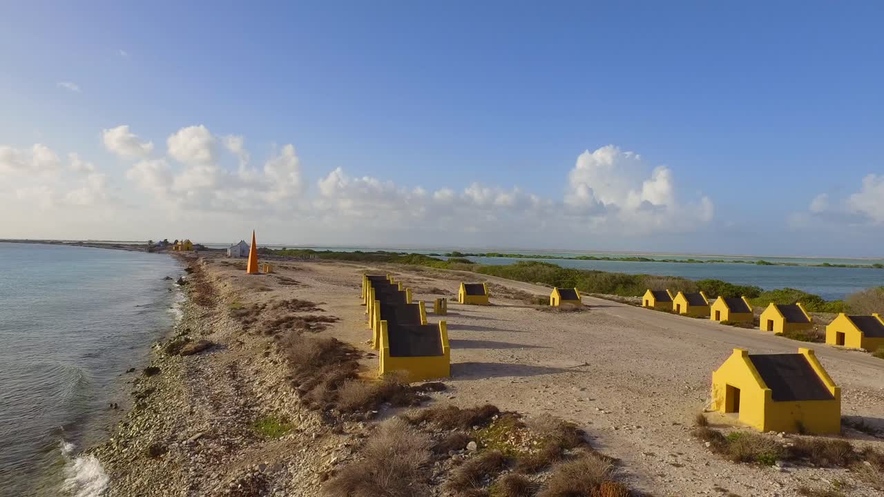 보네르의 기념비와 노예 오두막