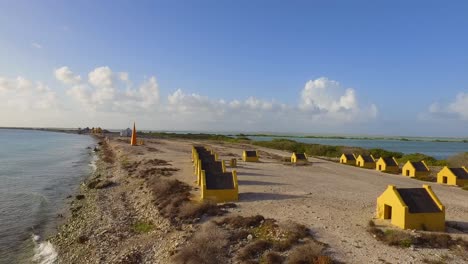 los monumentos y chozas de esclavos de bonaire