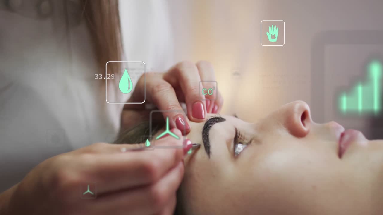 Esteticista usando pinça, ativando ícones de gráfico enquanto depila sobrancelhas para modelagem estética.