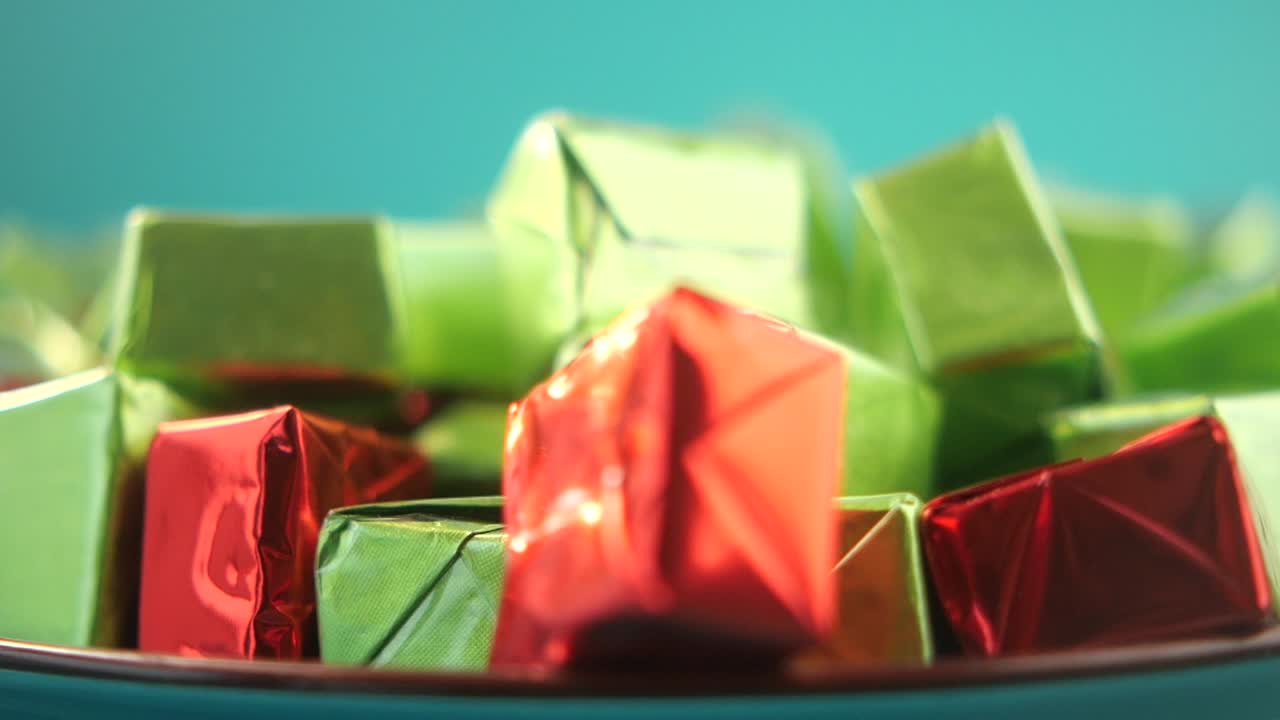 dulces de colores envueltos en papel de aluminio