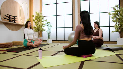 Frauen-Machen-Yoga-Drinnen