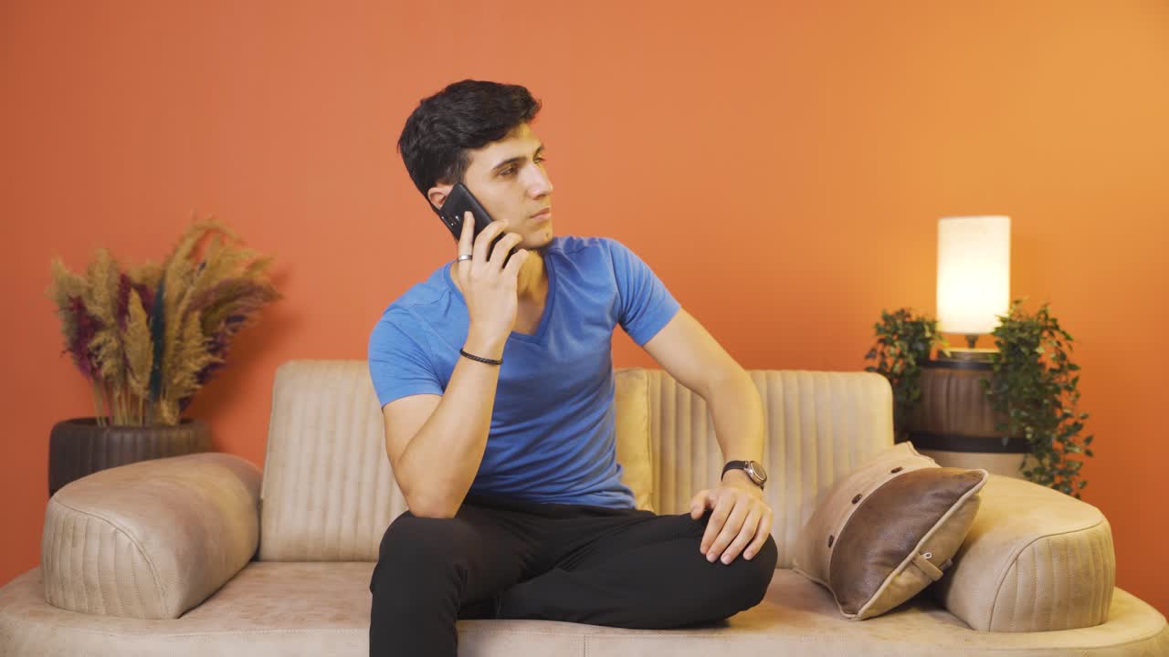 화난 남자가 전화로 얘기하고 있어요.