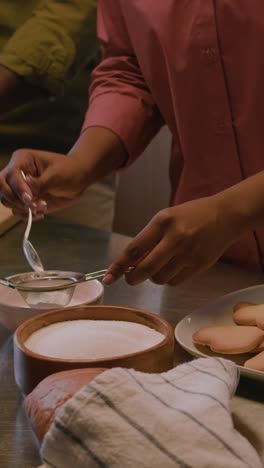 una pareja cocinando en la cocina.