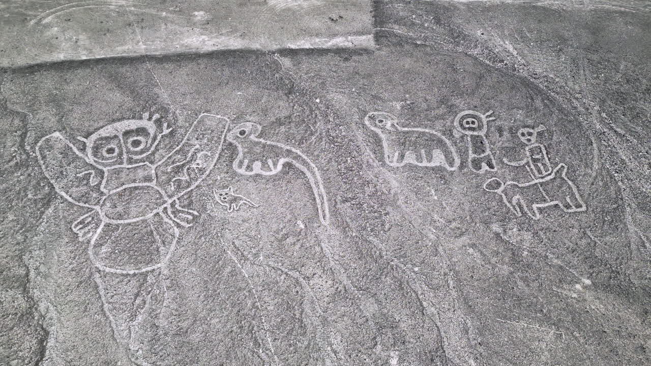 vista aérea de las misteriosas criaturas humanoides en el desierto de nazca, perú