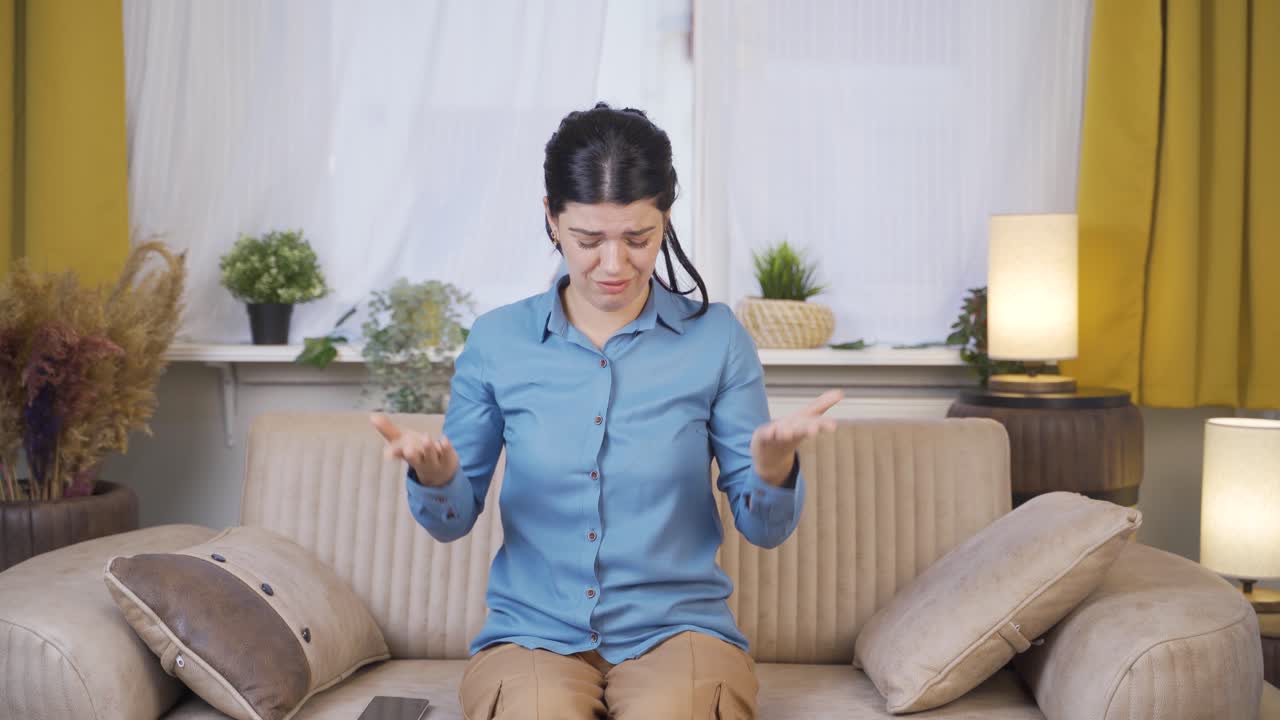 그녀의 언어로 모욕받은 젊은 여성.