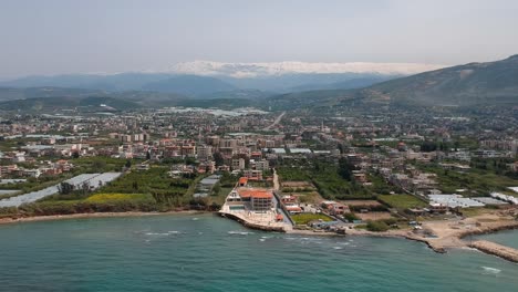 entrando en la toma del hermoso paseo marítimo de la ciudad de koura desde el cielo, líbano