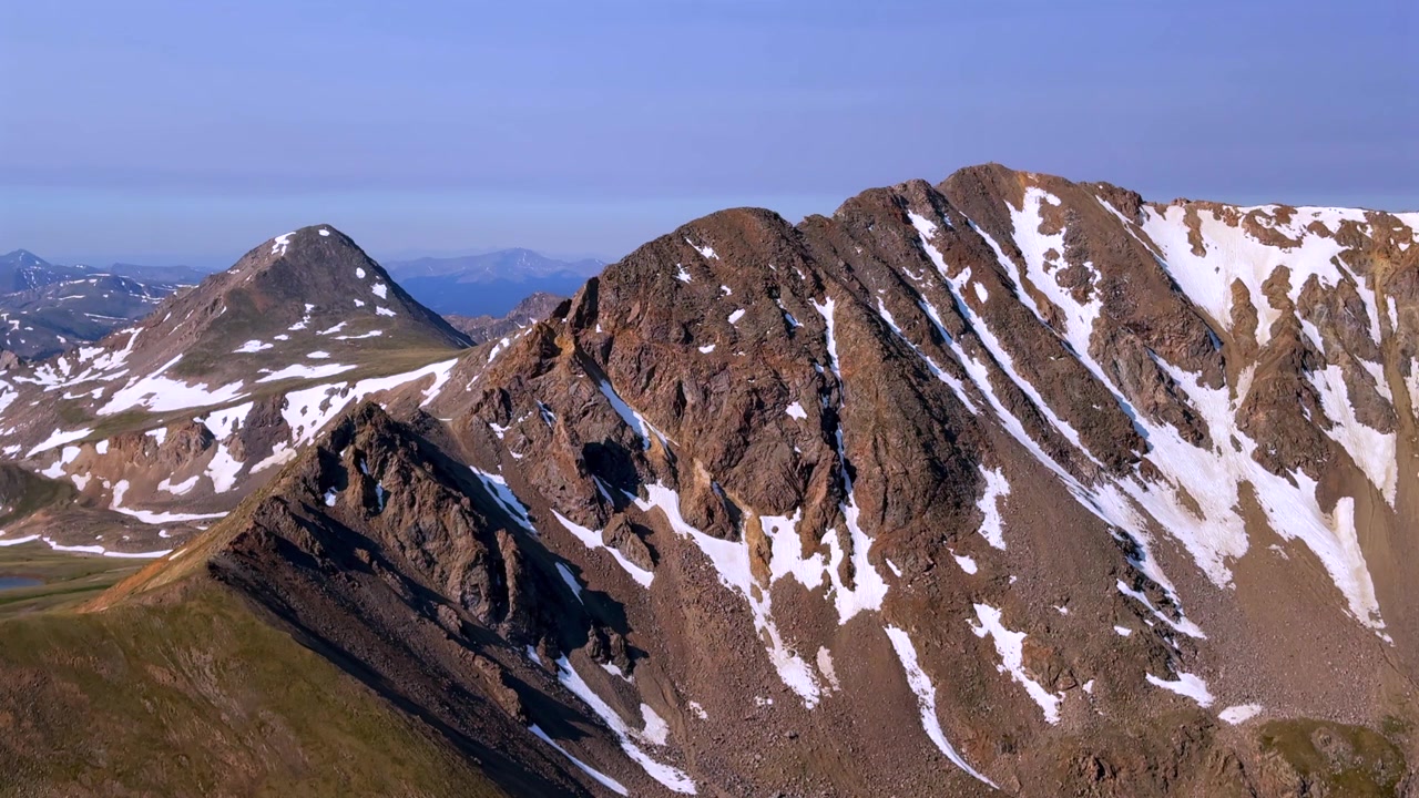 Landskabsudsigt over Missouri Mountain Spring i Rocky Mountains, Collegiate Peaks fra Mt Belford Oxford Colorado Missouri Gulch-stien Elkhead Pass Sawatch Range alpin tundra sne morgen blå himmel solskinsvejr