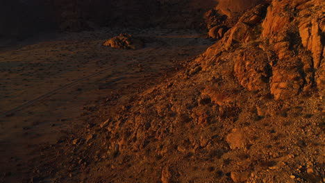 Luftaufnahme,-Die-Sich-über-Felsen-Neigt-Und-Einen-Hoch-Aufragenden-Sandsteingipfel-Enthüllt,-Sonnenuntergang-In-Namibia