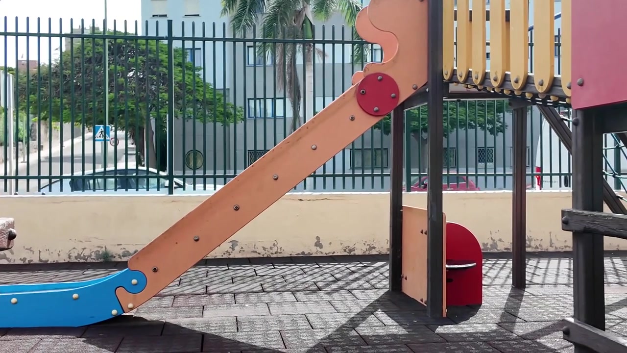 Parquinho infantil vazio em um parque público em um dia ensolarado