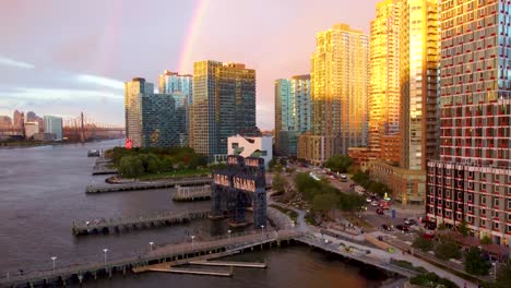 Doppeltes-Regenbogenpanorama-über-Long-Island-City,-Queens