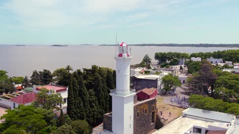 Torre-Del-Faro-Colonia-Sacramento,-Uruguay---Órbita-Aérea