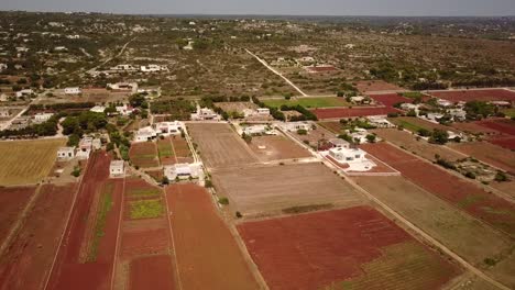 un dron mavic vuela sobre el campo de puglia en italia y luego revela la costa junto al mar mediterráneo